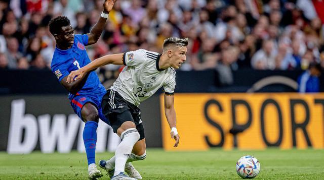 尽管布克与 尽管布克与